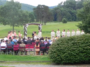 Outdoor wedding ceremony with mountain backdrop at Genegantslet Golf Club